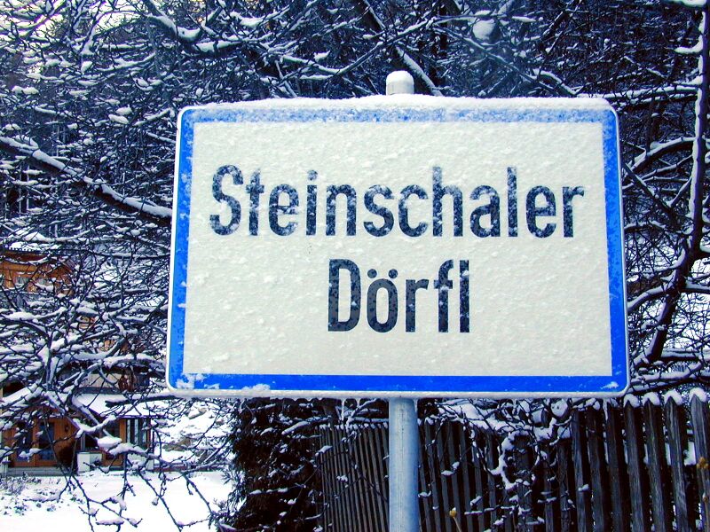 Datei:Ortstafel im Steinschaler Dörfl.jpg